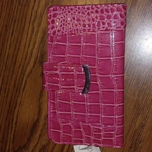 MUNDI RASPBERRY COLORED WALLET.  NEW, 7.5"x4", Snakeskin print